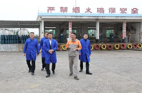 广东省湛江市副市长何嘉旻率队到霞山区开展春节前市场监管领域安全