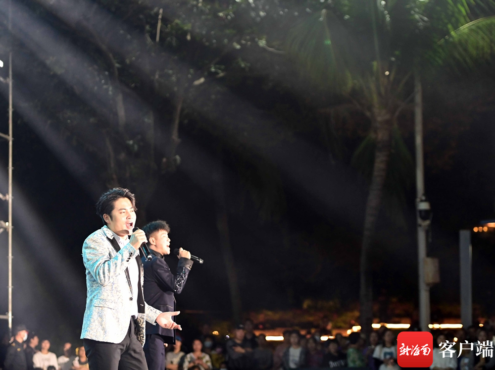 2月2日晚，“三亚之夜”主题夜演现场。记者 沙晓峰 摄