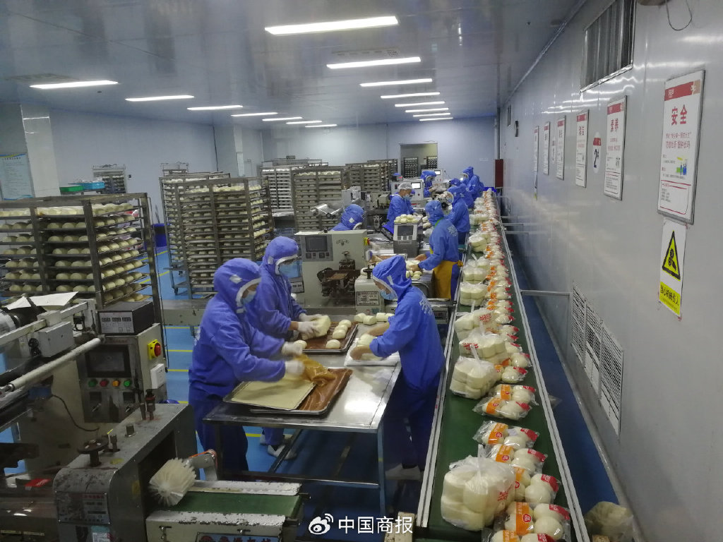 中原粮食集团多福多食品有限公司正在加班加点备货（图片由受访对象提供）