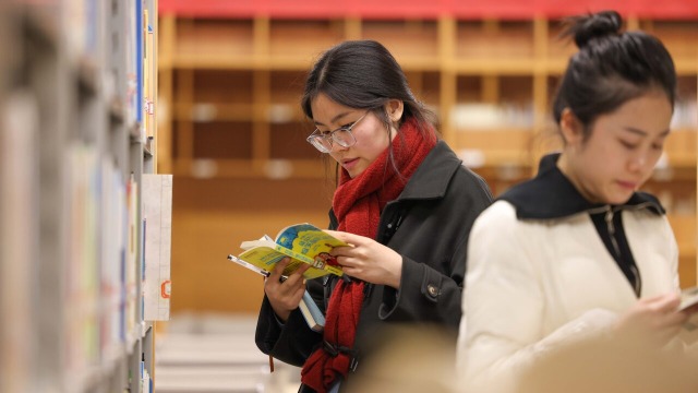 青年学生在贵州省铜仁市玉屏侗族自治县图书馆看书学习 胡攀学 摄