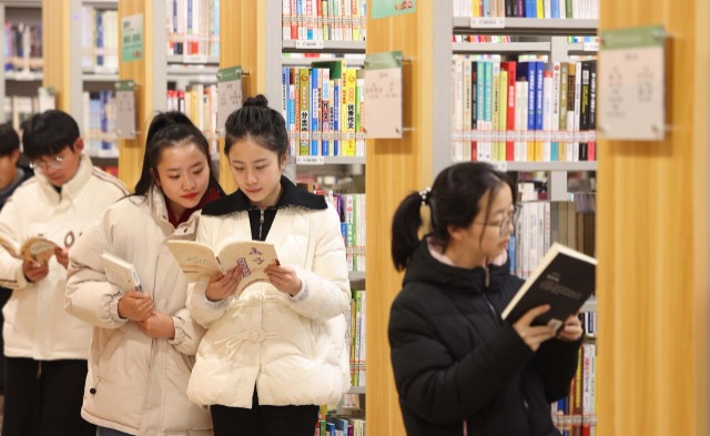 青年学生在贵州省铜仁市玉屏侗族自治县图书馆看书学习 胡攀学 摄