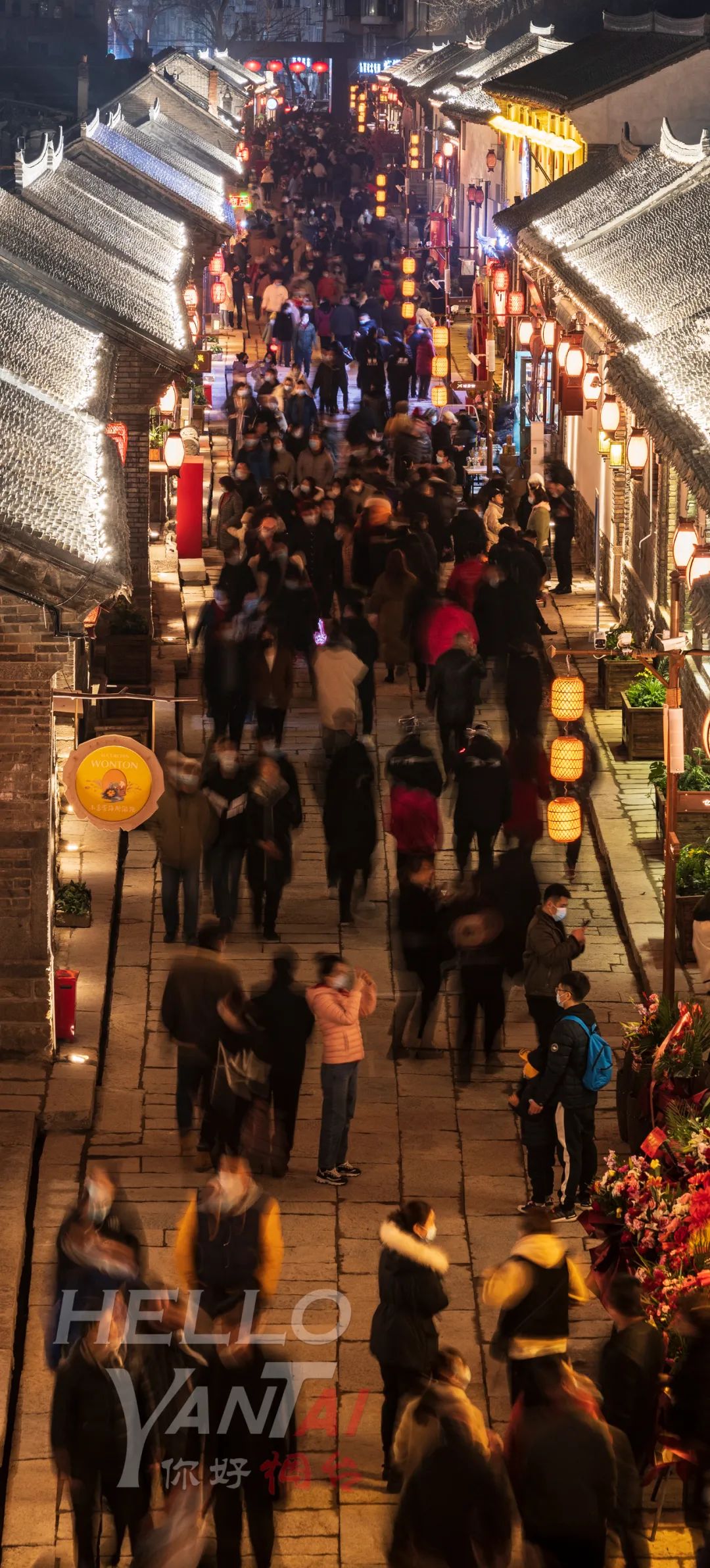 所城里十字大街上游人如织,烟火味十足.