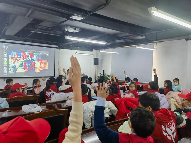 小记者们踊跃举手向范立欣提问。新京报记者 杨菲菲 摄