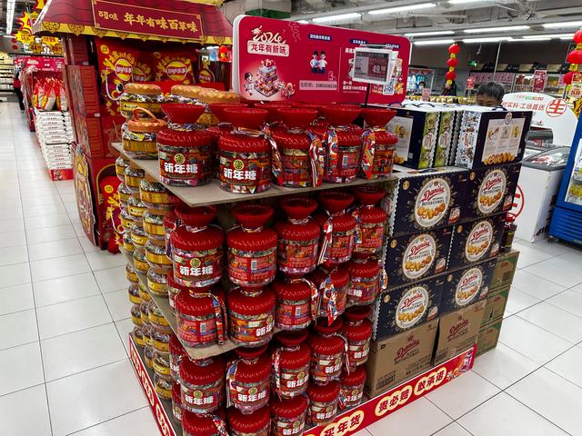 徐福记"新年糖"堆头.新京报记者 王子扬 摄