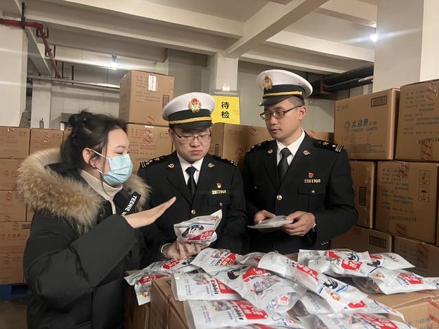 奉贤海关关员赴上海冠生园食品有限公司开展安全监管。（黄瑶 摄）