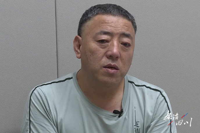 金手镯下压着各类荣誉证书益西多吉任理塘县人民政府副县长,县公安局