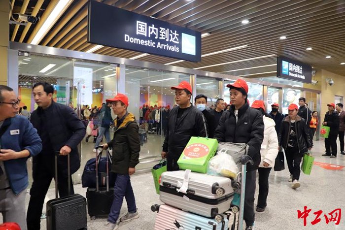 今年首批116名甘肃临夏州积石山籍务工人员顺利抵达厦门高崎国际机场。林依静 摄