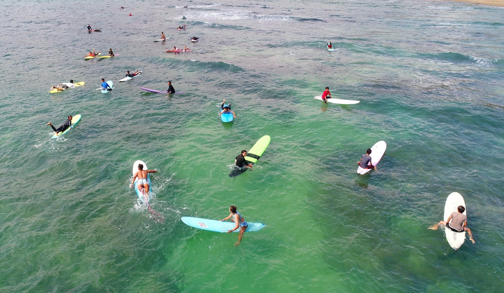 市民游客在万宁日月湾冲浪.资料图