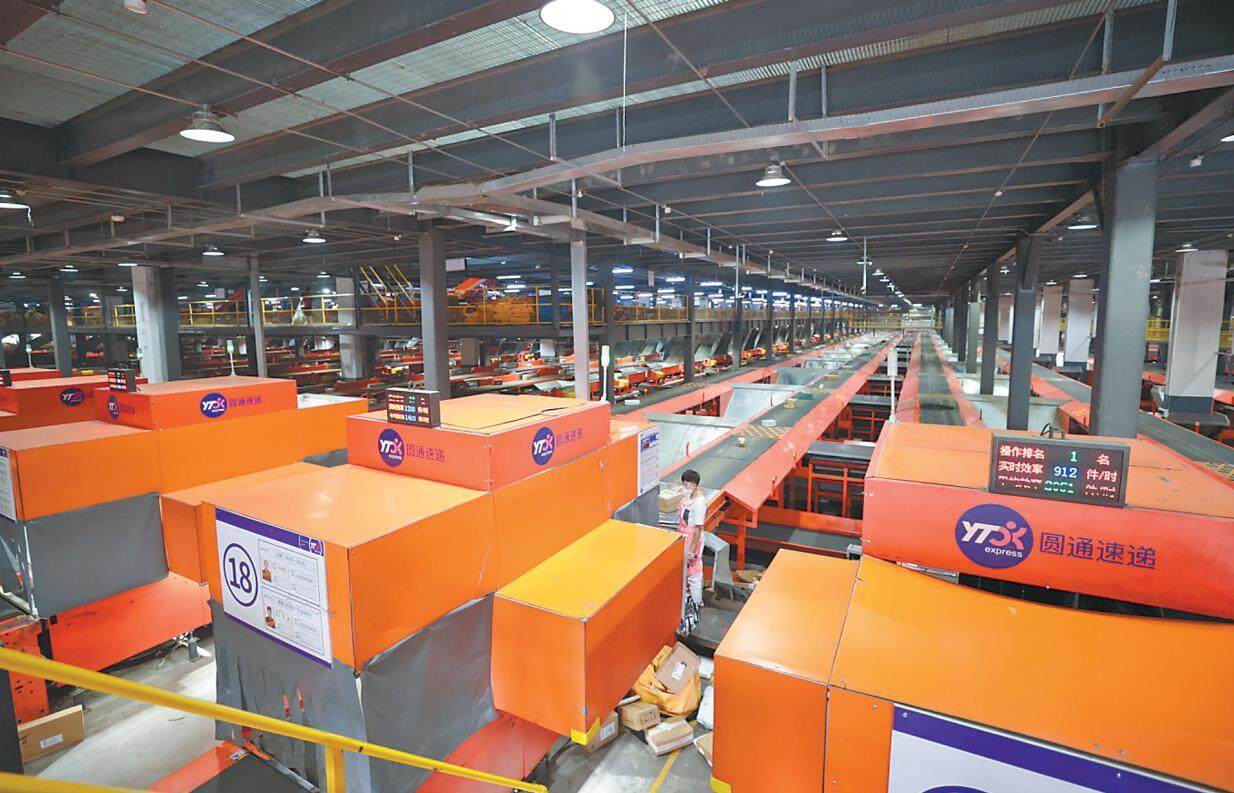 永清圆通速递北方总部基地华北转运中心自动化分拣库.记者 贾珺 摄