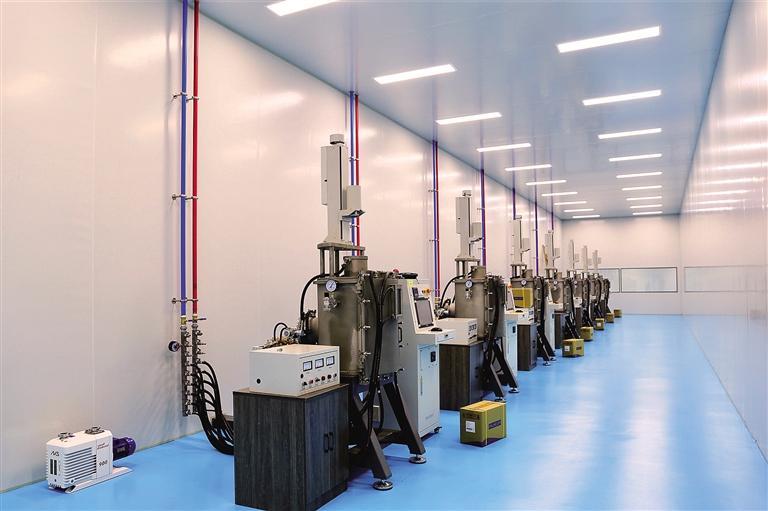 市渭城区光电科技产业园的咸阳旭光晶圆材料科技有限公司生产车间里