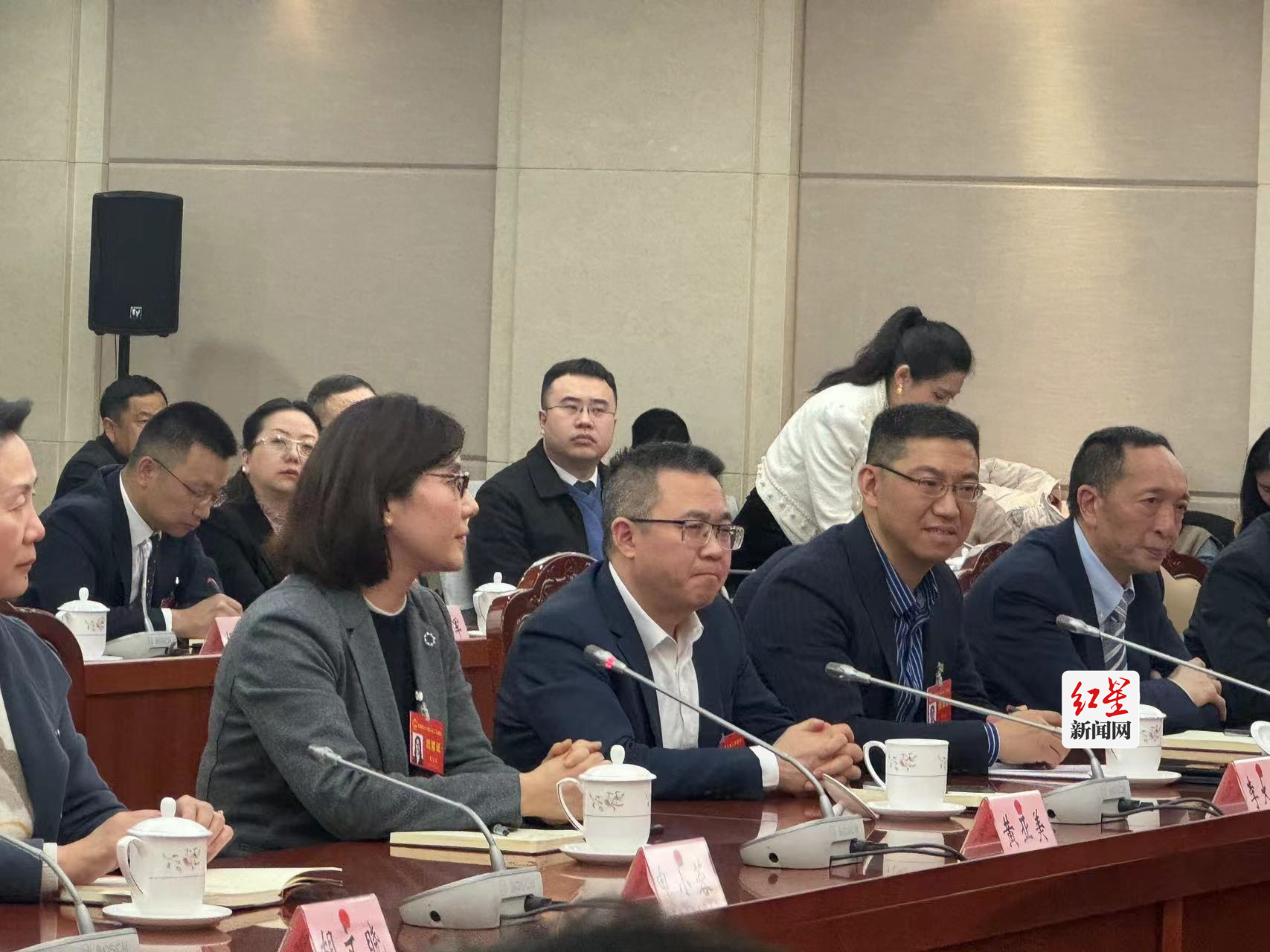 市人大代表黄亚美(左二)