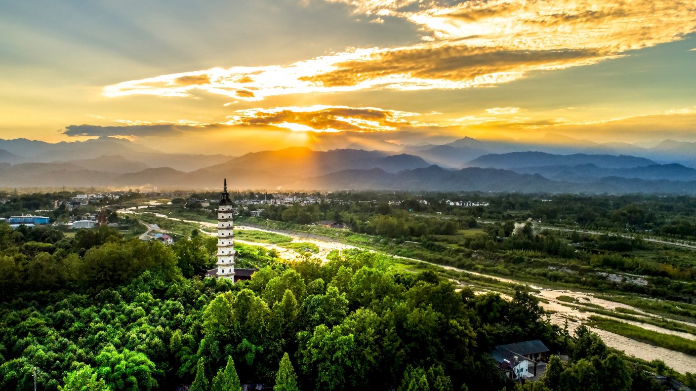 另外,为了营造欢乐喜庆的春节氛围,崇州各旅游景区都在氛围营造上精心