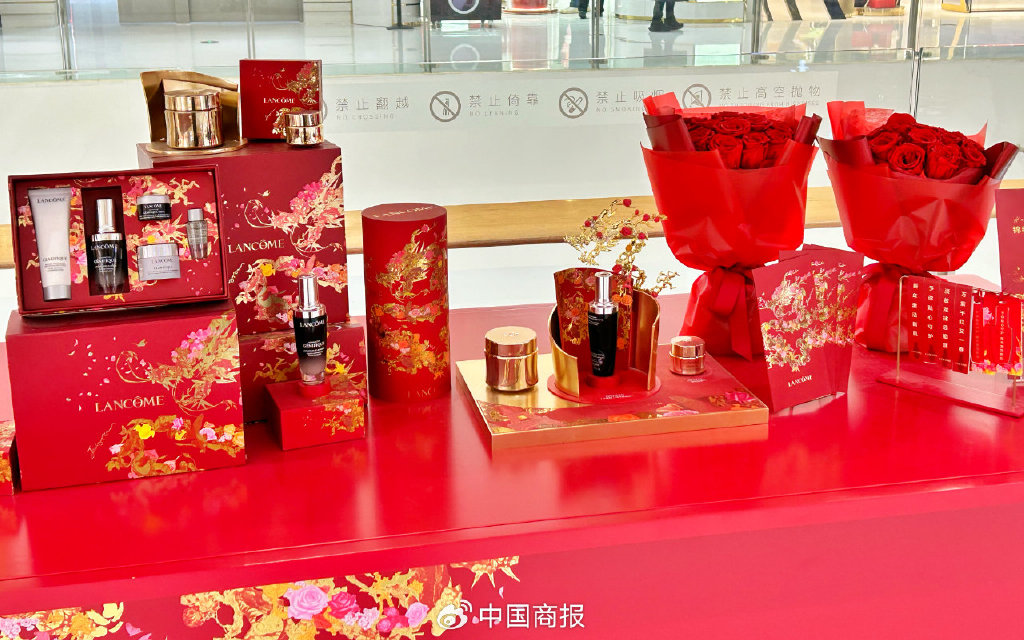 中国红,龙纹等中国元素成为化妆品新年限定礼盒的标配.