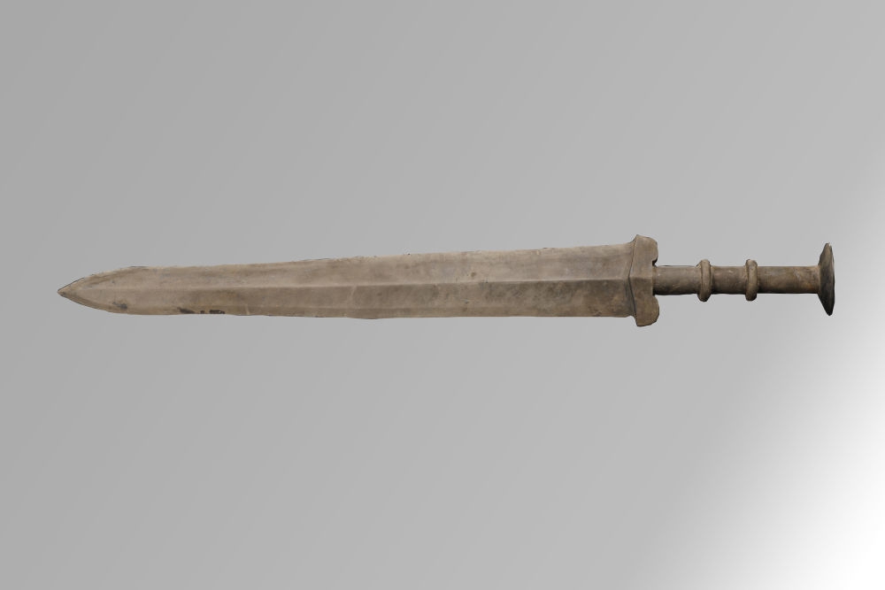 图为南山遗址出土的青铜剑.