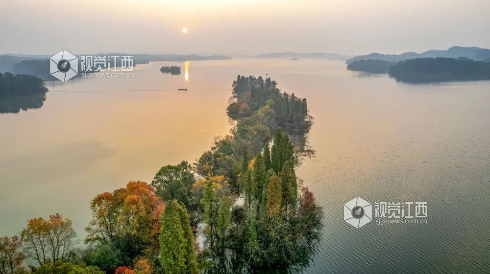 江西省新余市仙女湖水光潋滟,山林晨映,景如画卷.伍荣达摄