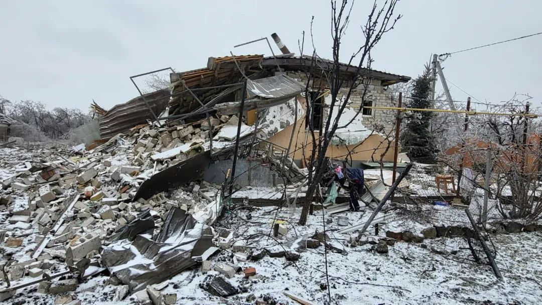 ▲1月8日拍摄的克里维里赫附近一所毁于战火的房屋。（美联社）