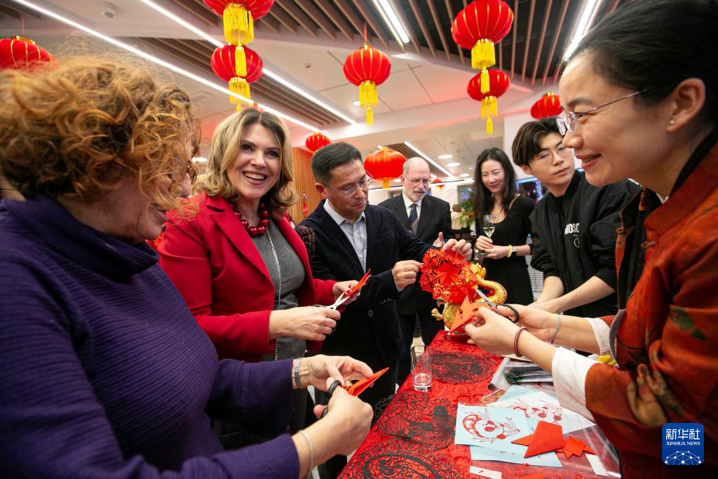 2月2日,人们在位于意大利罗马的联合国粮农组织总部体验中国剪纸.