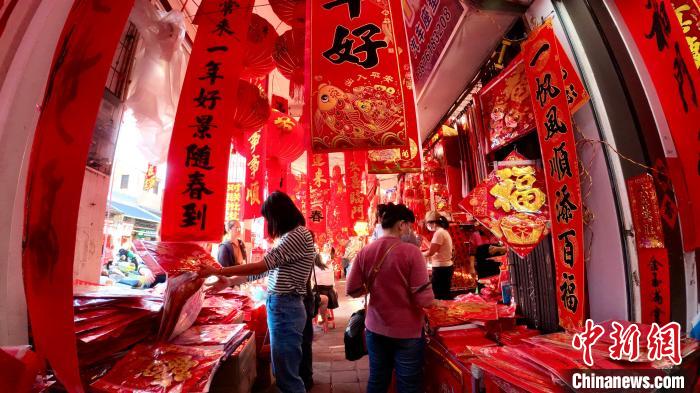 （新春走基层）海口百年骑楼老街年味浓 年货经济火热