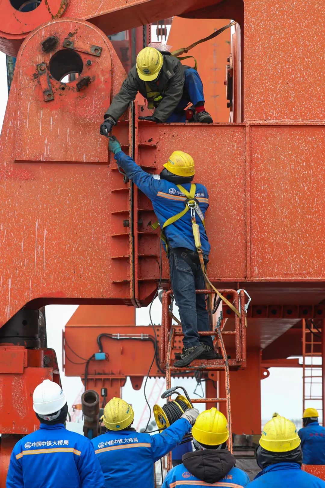 一线影像|他们的"狂",让天堑变通途🤩|工人