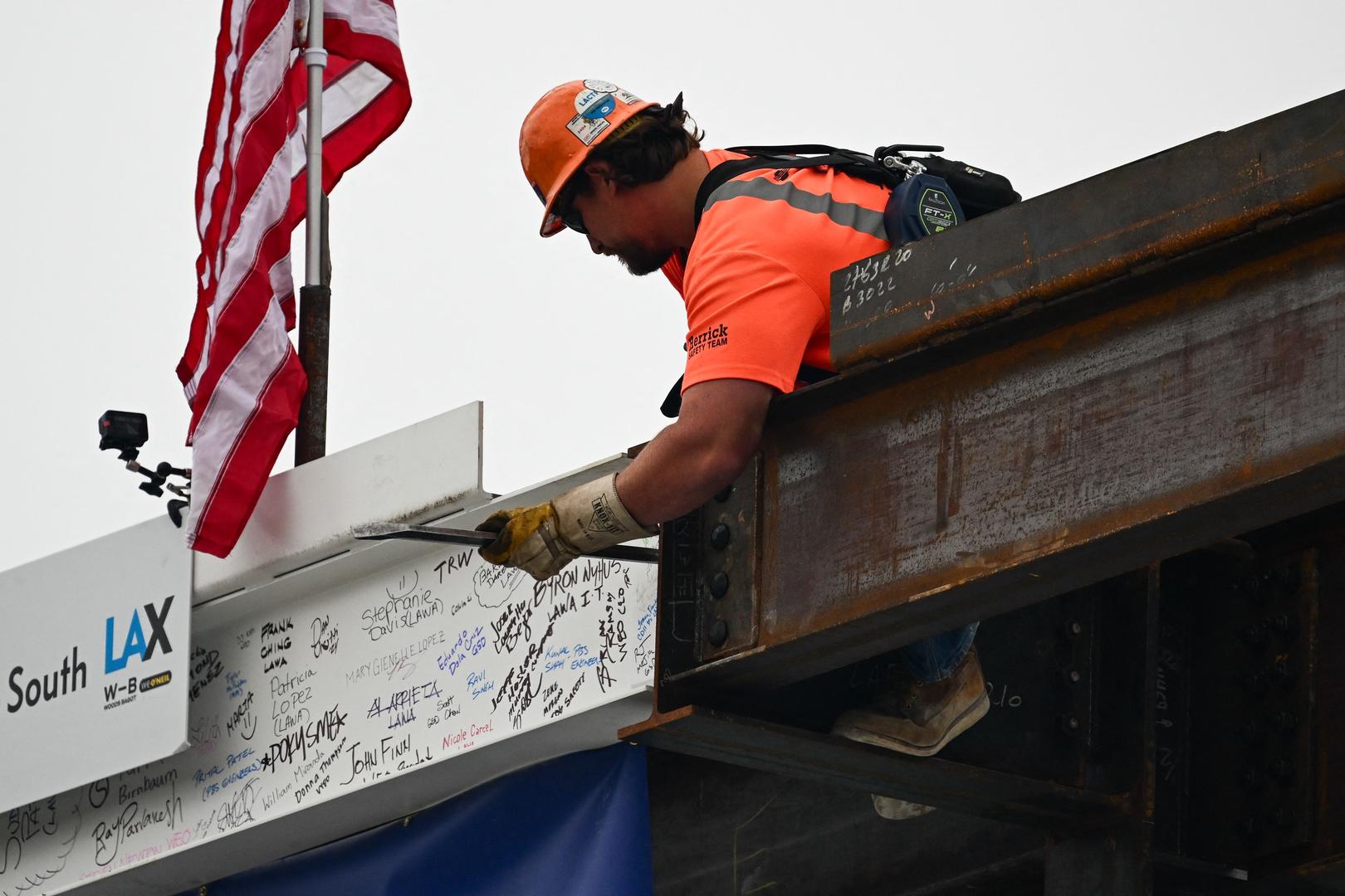美国加州,一名建筑工人在洛杉矶国际机场航站楼扩建项目工地工作