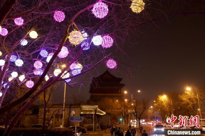 2月2日,位于北京市西城区鼓楼西大街的"谯楼更鼓"景观.
