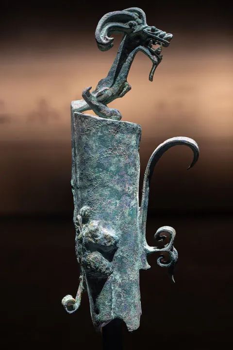 三星堆青铜龙柱形器,一头长有羊角和山羊胡须的龙踞于柱首.