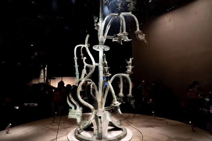 三星堆青铜神树的一侧,一条神龙缘树逶迤而下.