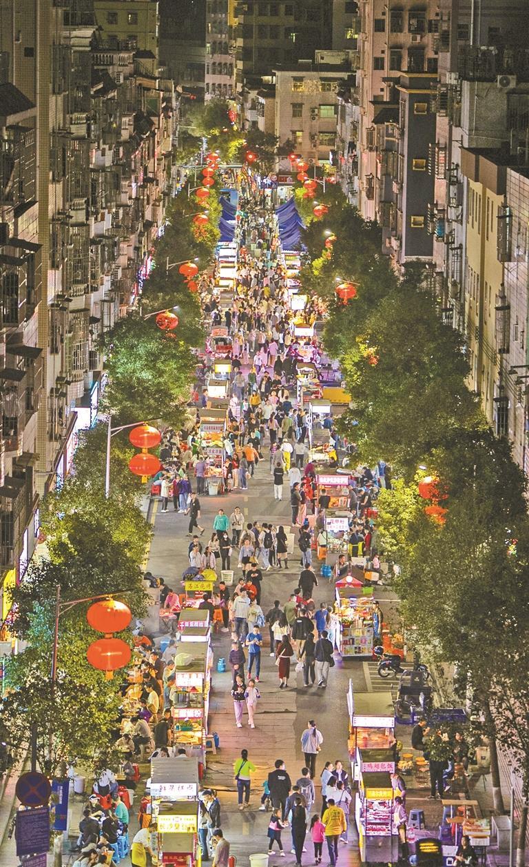 这里有90多家档口和40多家小店,汇聚了来自各地的美食佳肴.