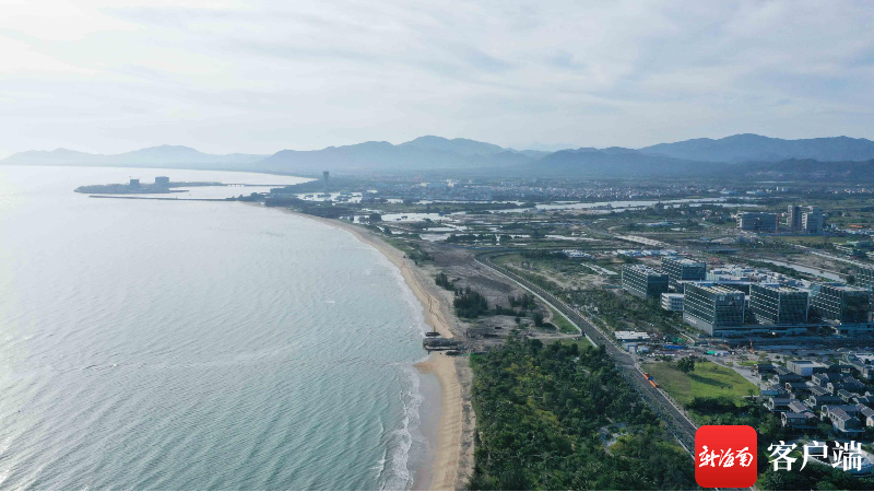 三亚旅游公路崖州湾路段。记者 沙晓峰 摄