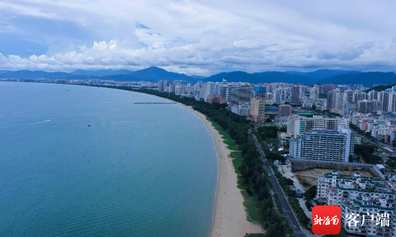 三亚旅游公路三亚湾路段。记者 沙晓峰 摄