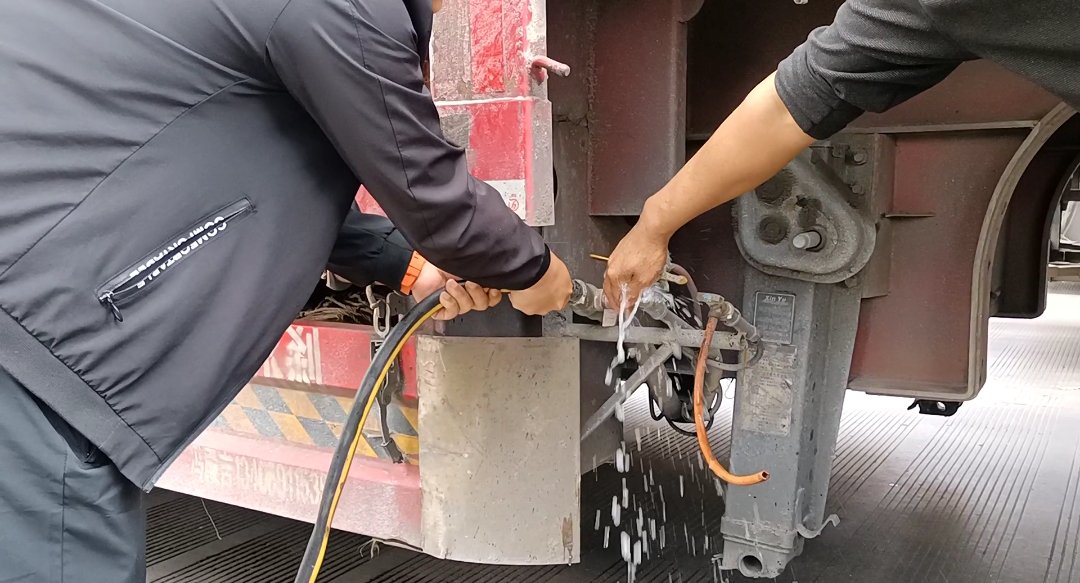 "我从昨天就从文昌赶到这里等待过海了,等了蛮久了,目前车上水箱的剩