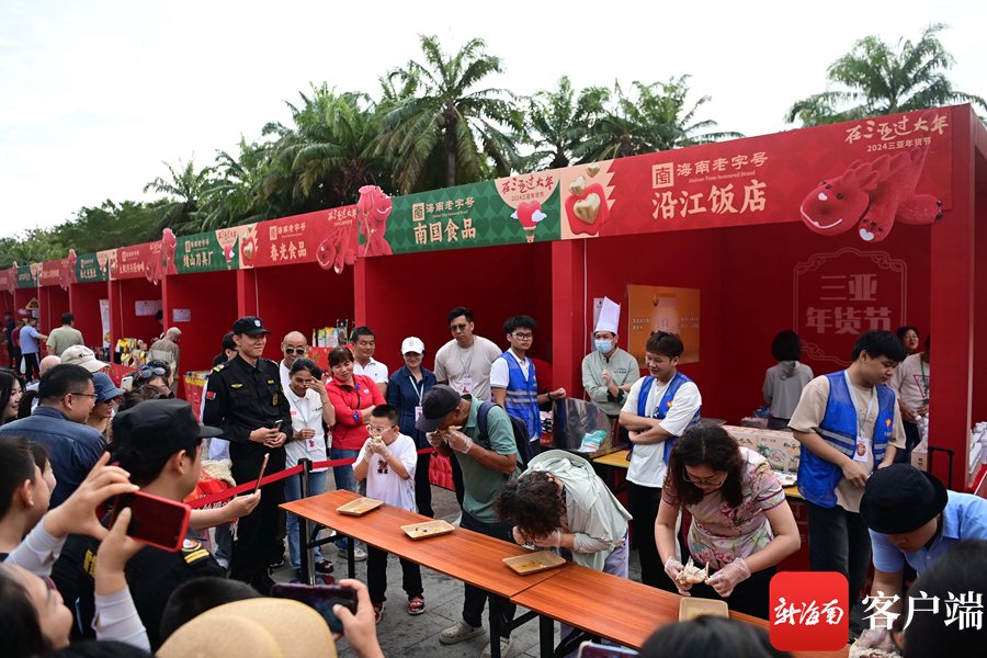 　　市民、游客在2024三亚年货节大东海主会场进行吃鸡比赛。记者 沙晓峰 摄