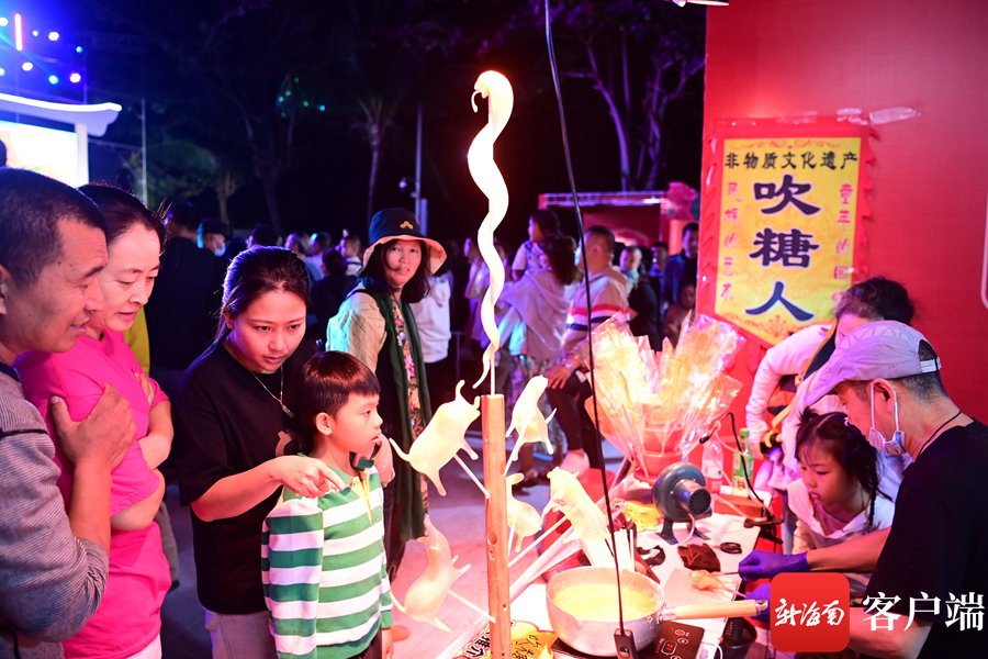 　　市民、游客在2024三亚年货节大东海主会场观看吹糖人表演。记者 沙晓峰 摄