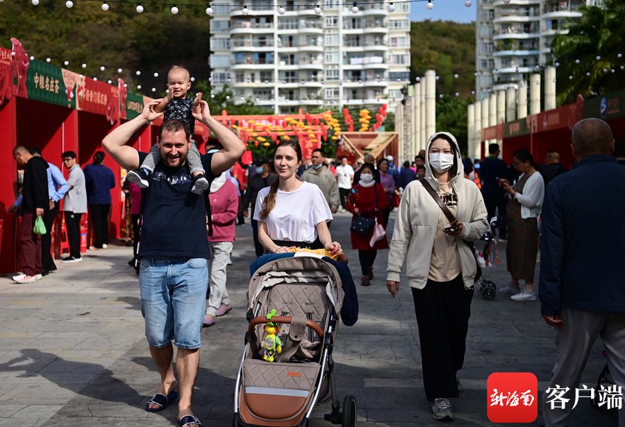 　　“在三亚 过大年”2024三亚年货节大东海主会场吸引外国游客光顾。记者 沙晓峰 摄