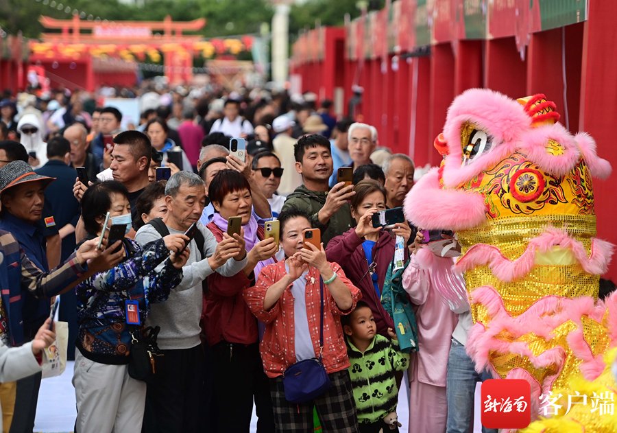 　　“在三亚 过大年”2024三亚年货节大东海主会场人头攒动。记者 沙晓峰 摄