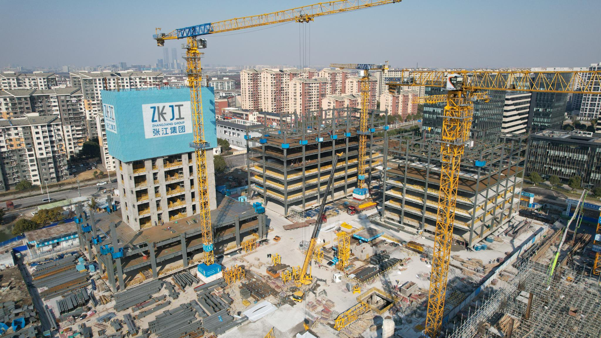 张江机器人谷·创研区建设现场，两台5G塔机投用。受访对象供图