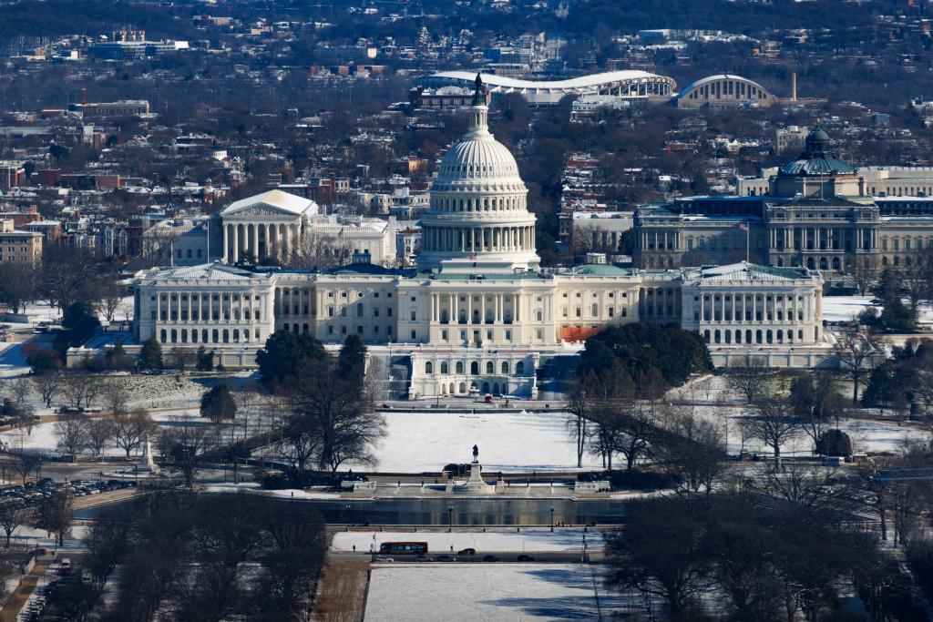 这是1月17日在美国首都华盛顿拍摄的雪后的国会大厦.