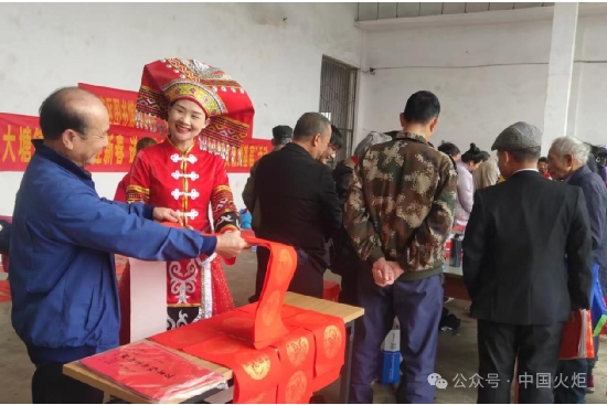 自媒体热点>正文> 2月1日,良庆区大塘镇关工委联合大塘社区开展"春联