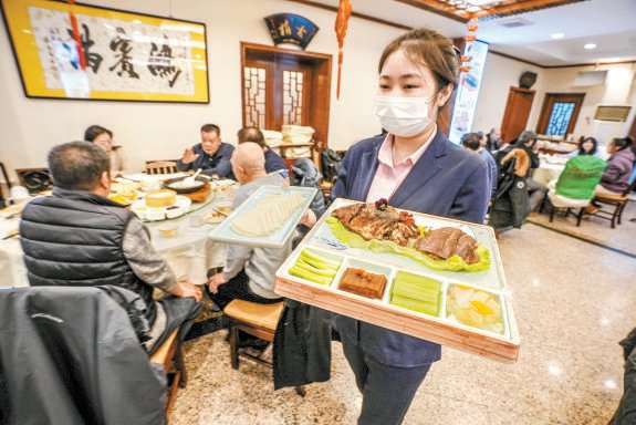 老字号鸿宾楼座无虚席. 本报记者 武亦彬摄