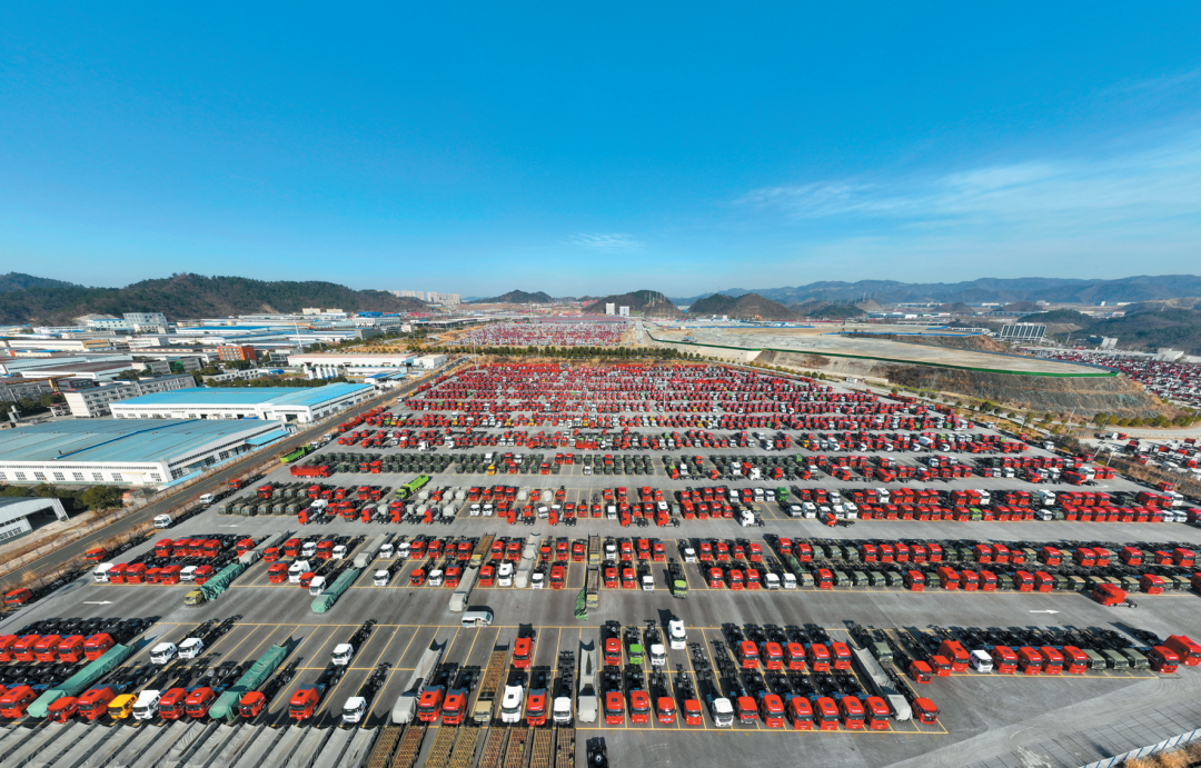 在东风商用车有限公司停车场,一辆辆崭新的卡车准备发往各地.