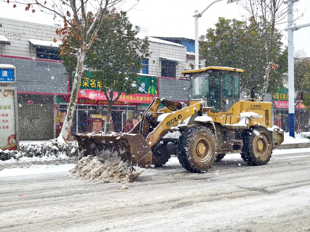 2月3日,安徽省滁州市凤阳县临淮关镇道路上,铲雪车正在作业.