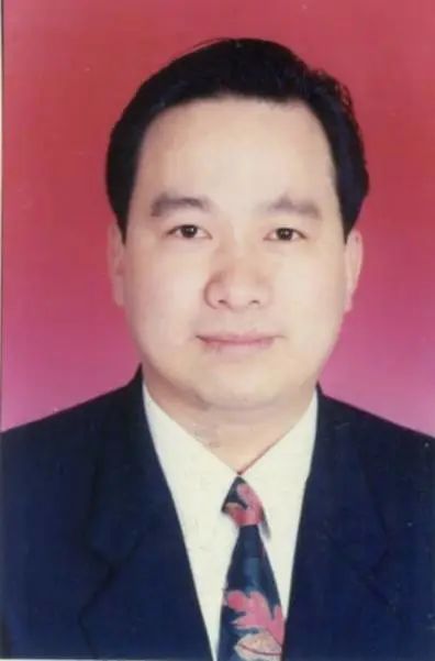曾任梅州市梅县区委常委,常务副区长,梅州市交通运输局党组副书记,副