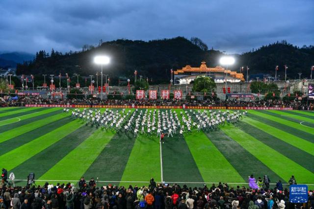 村超联队球员董永恒(左)与澳门职工联队球员吴嘉华(中),何子枫拼抢