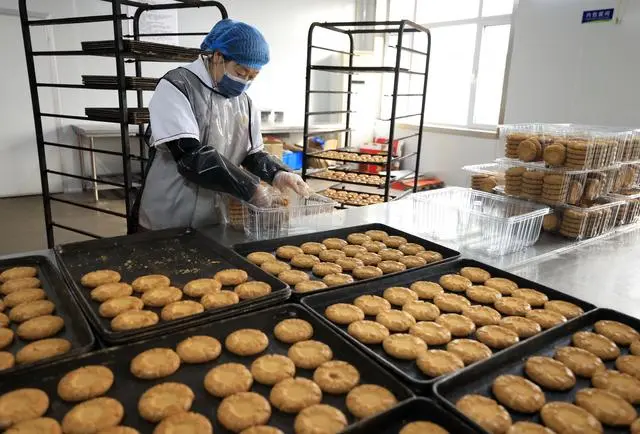 2月3日，河北省唐山市丰南区一家食品加工企业的工人在糕点包装车间工作。新华社记者 杨世尧 摄