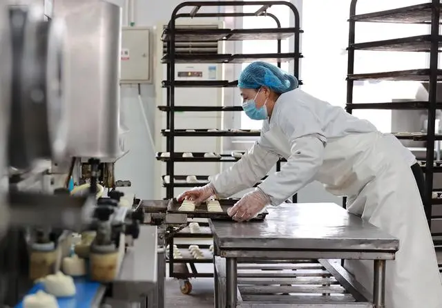 2月3日，河北省唐山市丰南区一家食品加工企业的工人在糕点烘焙车间工作。新华社记者 杨世尧 摄