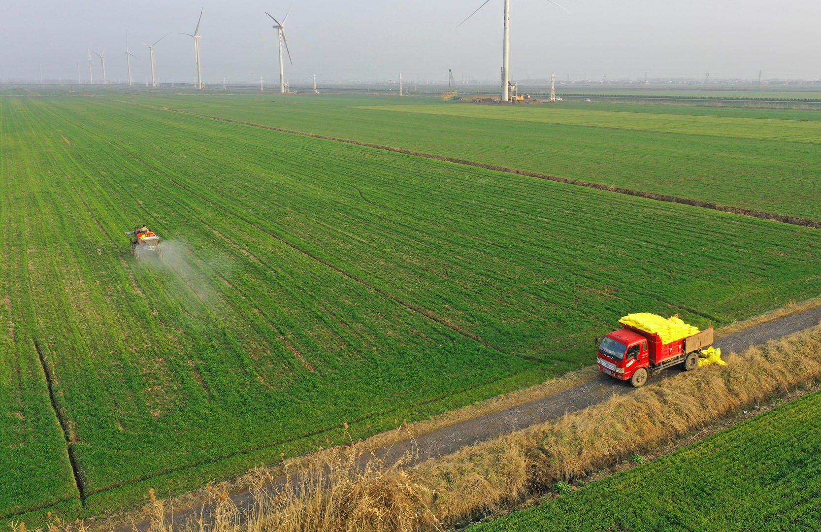 农机手驾驶植保机械对小麦进行施肥和除草作业(资料图) 据视觉中国