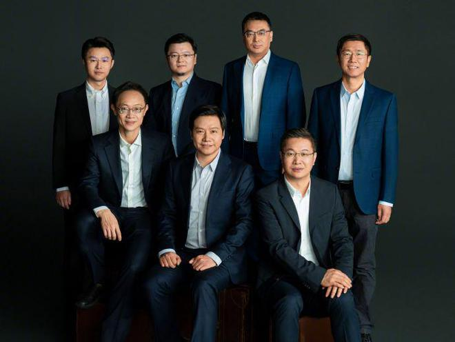 图/小米核心领导合影,卢伟冰前排右一