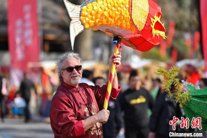 （新春走基层）“国际范”十足“传统味”更浓 侨乡青田欢乐活动庆小年