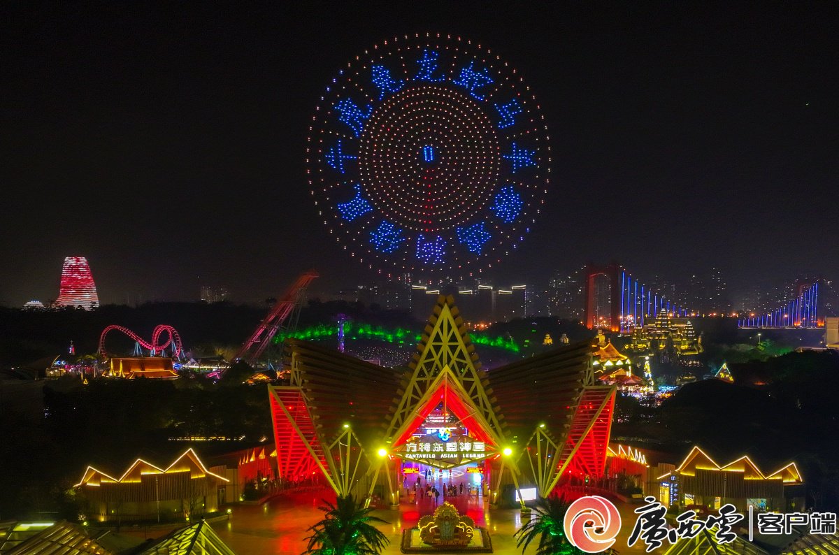 2月3日,南宁方特东盟神画开启了新春主题活动"方特龙腾天灯节"的超前