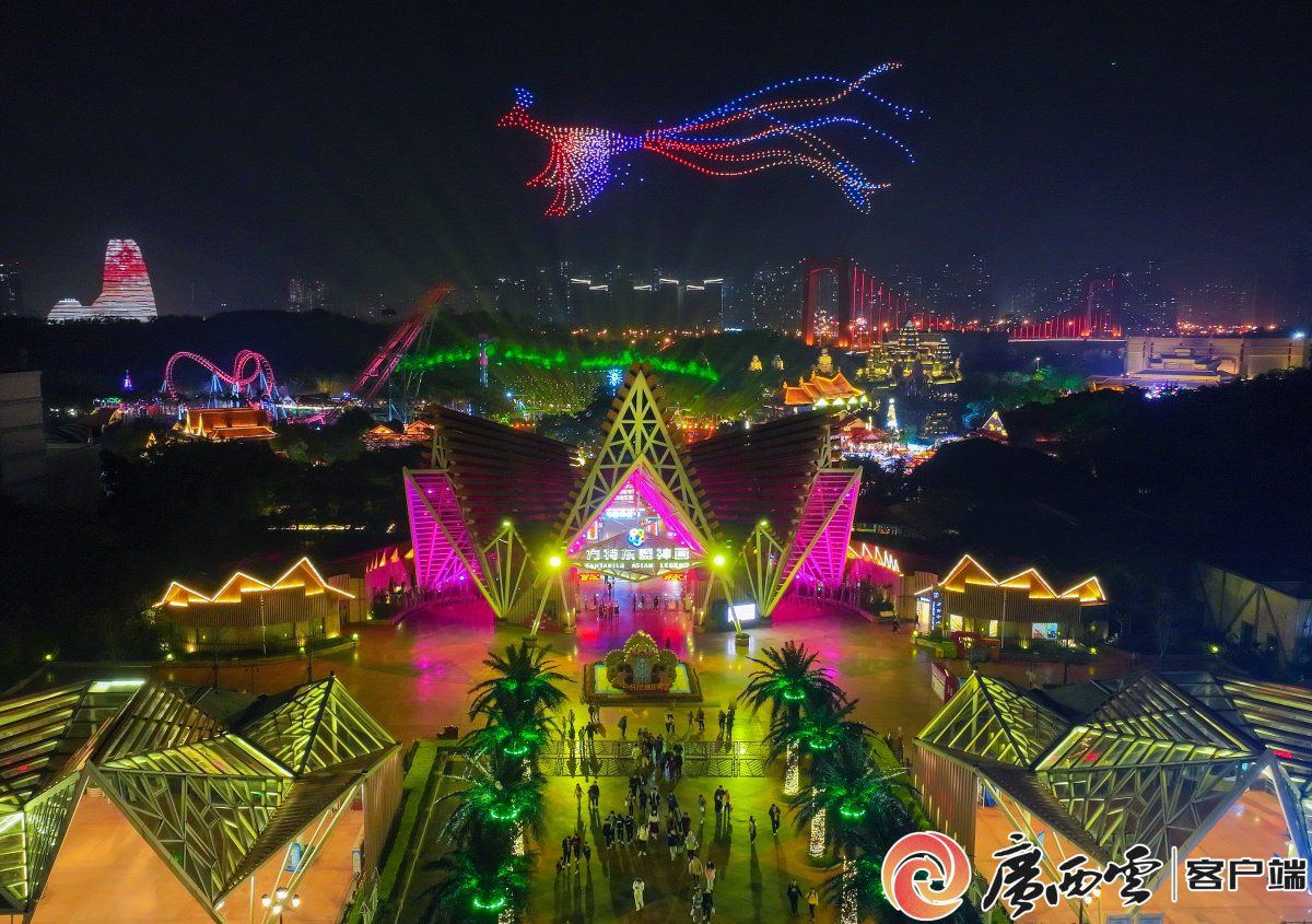 2月3日,南宁方特东盟神画开启了新春主题活动"方特龙腾天灯节"的超前